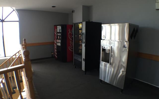 Super 8 Mt Hope Hamilton Intl Arpt ON