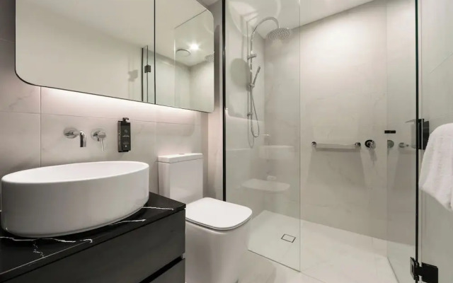 City Road Apartment by Urban Rest