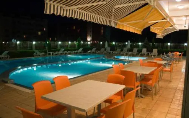 Sunny House Aparthotel