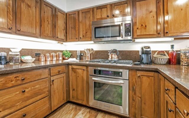 4 Bedroom Antlers Vacation Rental With Incredible Slopeside Views and Just a Short Walk to Gondola and Lionshead Village