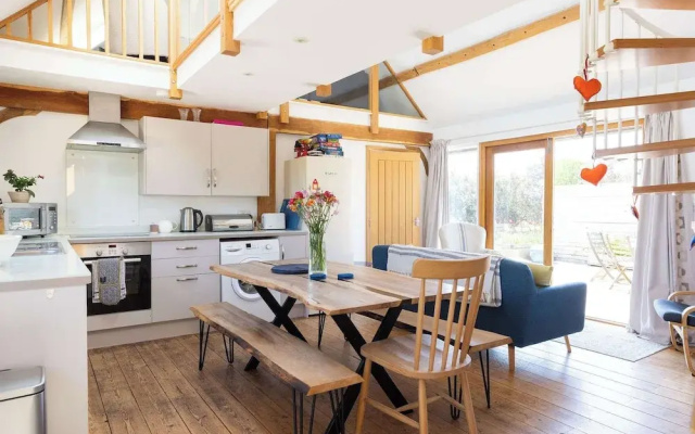 Spacious Coastal Retreat for 10 in West Wittering