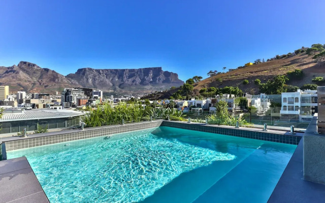 Penthouse With Rooftop Pool and Bbq Area