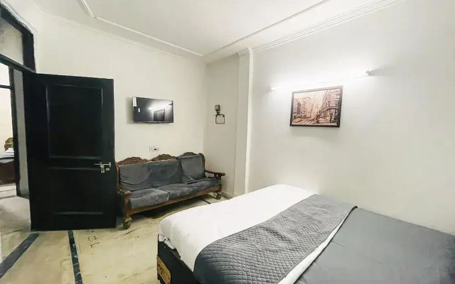 Roomshala 170 Hotel Aura