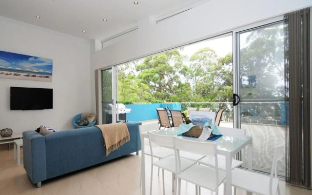 Sun Filled Balcony Just a 2 Minute Walk to the Beach – Guest Rooms – Huskisson