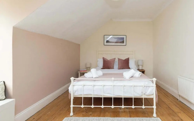 Characterful City Maisonette for 4