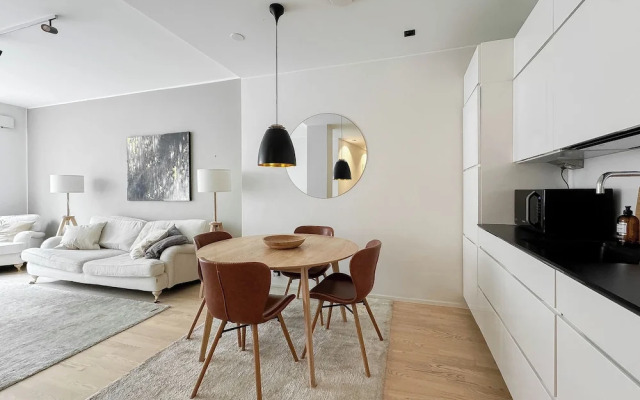 Stylish Downtown 2BR Flat with Sauna and Work Area