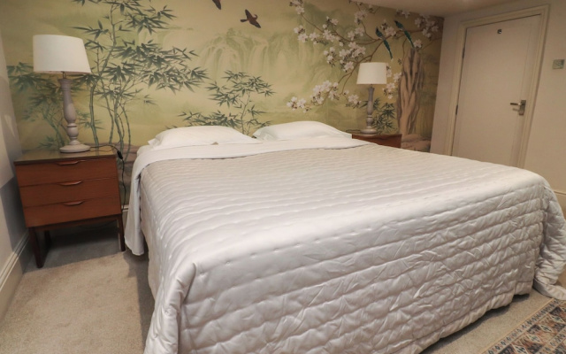 Paramount Apartments