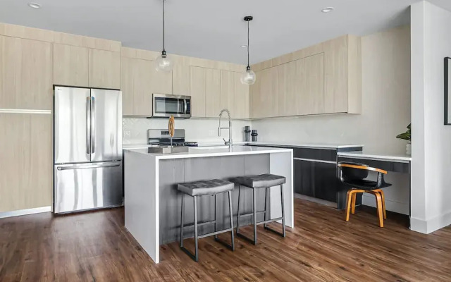 Upstay! New Renos Spacious Apartment Near Soco