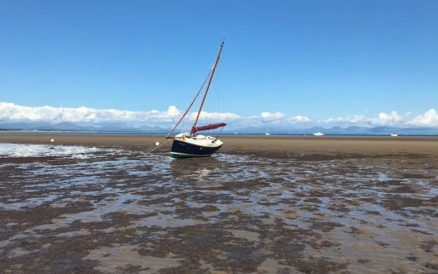 Apartment 2, Gorwel Glas