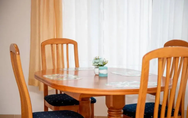 Convenient 1-Bedroom Flat next to Harmanite Beach