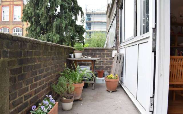 2 Bedroom Flat In Farringdon