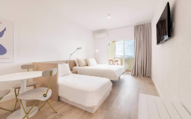 Equador Superior Suites by Olala Homes