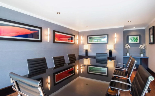 Sandman Signature Winnipeg Airport Hotel & Suites