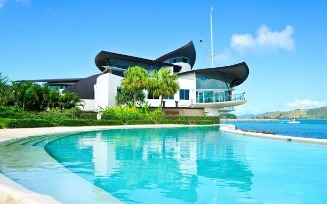 Yacht Club Villas