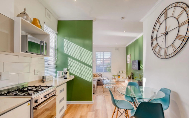 Hampton Collection - Stylish 3 Sleeper Apartment with Pool