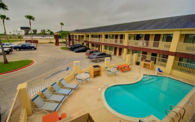 Deluxe Inn & Suites