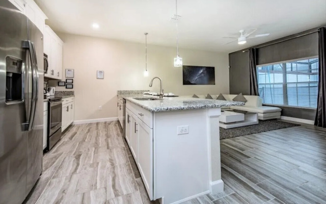 Stylish 4 Bed 3 Ba Pool Home