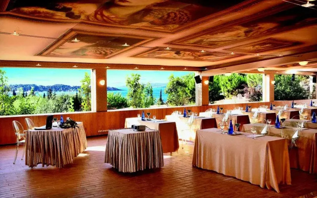 Vouliagmeni Suites 