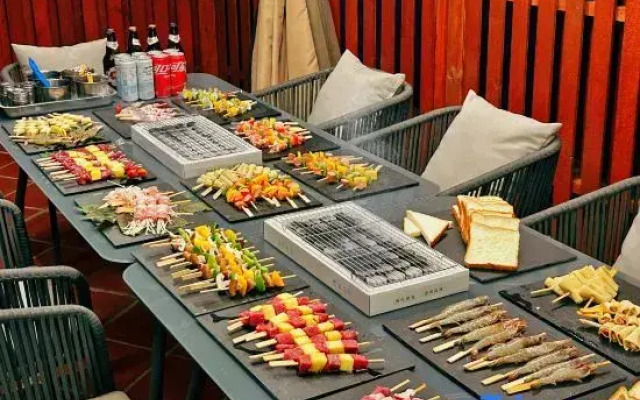 Dacheng enjoys building a courtyard by the river