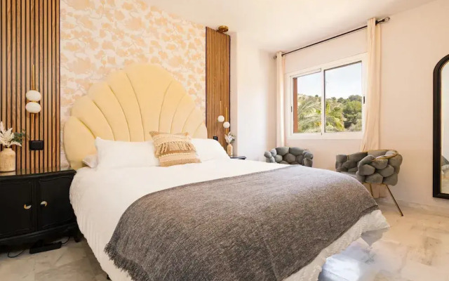 Plush Penthouse With Terrace