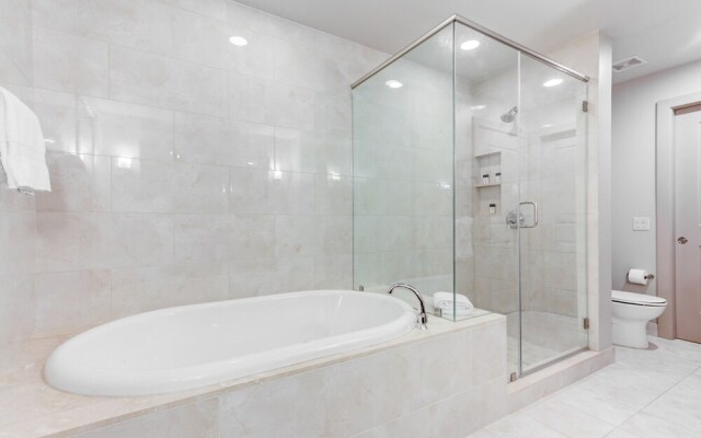 Domio Downtown Luxurious 2BR Gym/sauna