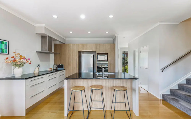 Comfy 4BR Home w/ Mt. Wellington View Zodiak Stays