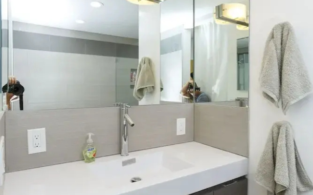 Modern Loft Rooftop Deck Venice Beach Studio Bedroom Apts by RedAwning