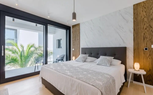 Luxury Villa Pax With Heated Infinity Pool, 8 Sleeps