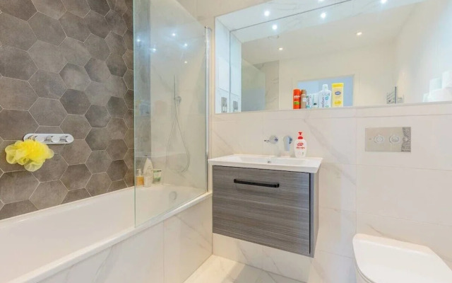 Stylish 2 Bed Flat in Battersea - Private Balcony