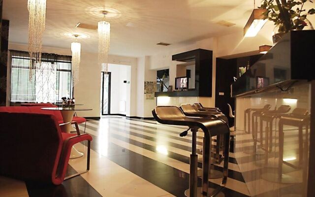 Hotel Black & White
