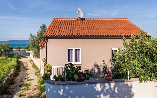 Charming Detached House With Beautiful Private Garden 300M From The Sea