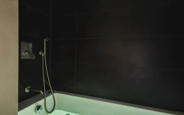 Marquise Suites - Adults Only