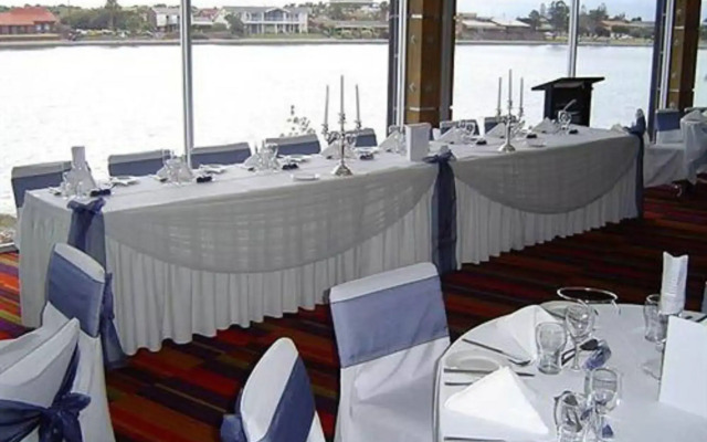 Lakes Hotel