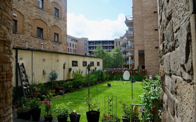 Central & Comfortable Flat - Sleeps 4