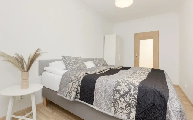 Modern Two-bedroom Warsaw by Renters