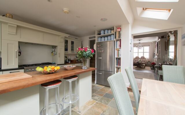 Beautiful Barnes Home with Garden