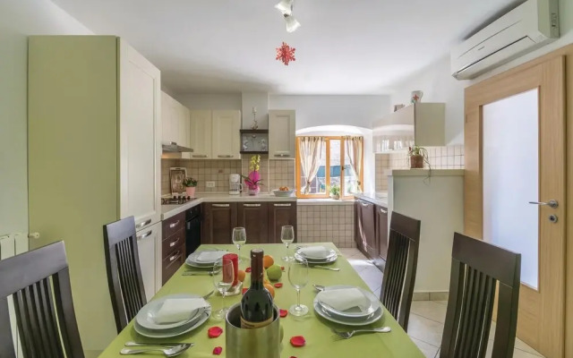 Beautiful Home in Orbanici With Wifi and 3 Bedrooms