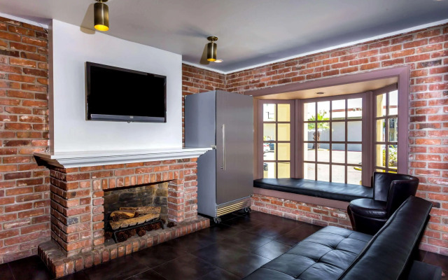 Howard Johnson Scottsdale