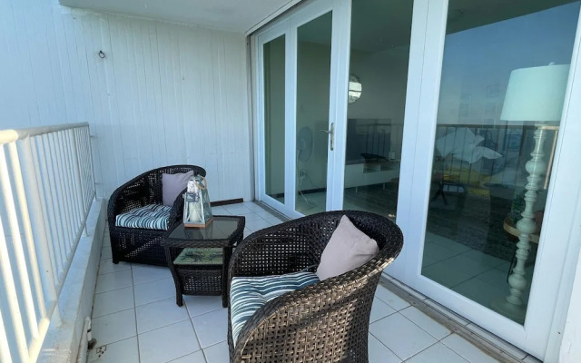 Ocean View 2 Bed 1 Bath 2 Parkings Pool