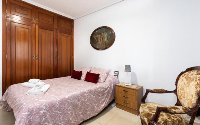 Home2Book Spacious Classic Design Apartment Center