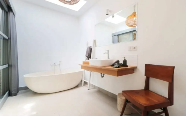 Splendid Private Villa, 2 BR, Canggu With Staff