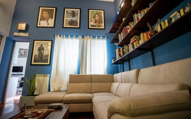 Travellers Photo Home