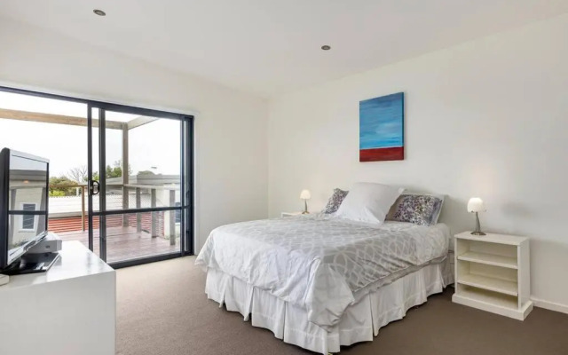 Sea Haven: coastal views, family retreat