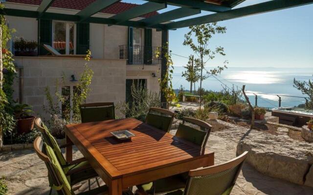 Luxurious Holiday Home in Makarska with Hot Tub