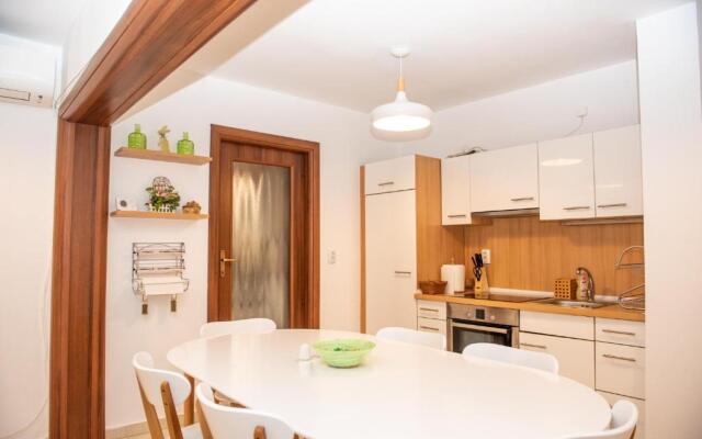 Classic Apartment Near The City Center