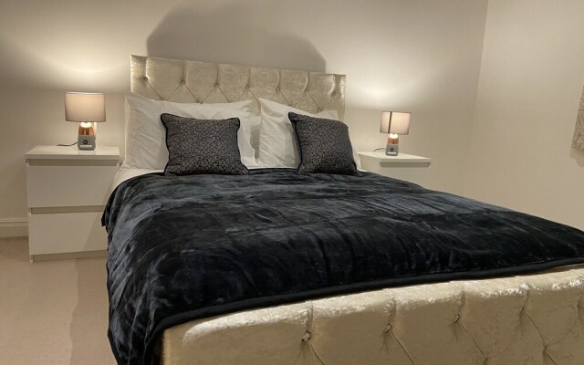 Royal Oak Apartment in Manchester Central Location