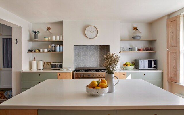 JOIVY Stylish 2-Bed House W/ Private Garden In Hackney