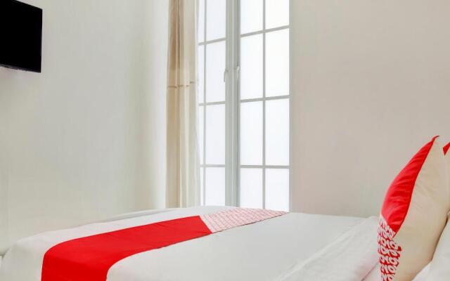 OYO 3512 Golden White House