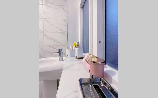 Stylish 3 Bed House + Free Parking + Great Location