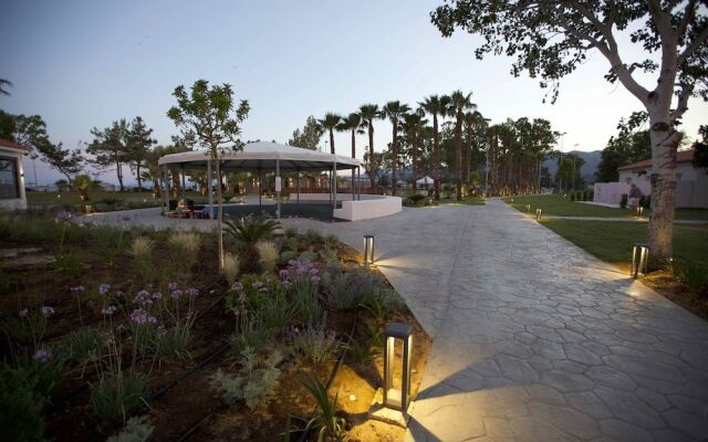Paleros Beach Resort